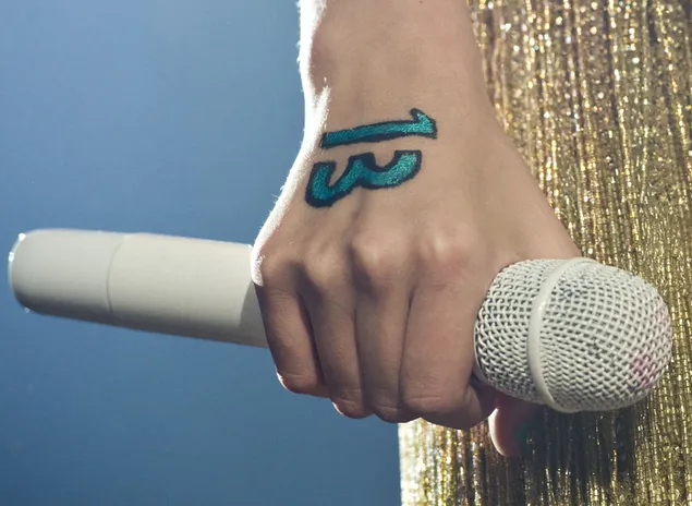 Mikrofoni i bardhë i Taylor Swift 2K sfond