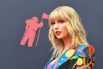 그녀의 컬러 드레스, 검은 배경 및 우주 비행사 삽화를 가진 Taylor Swift 2K 배경화면