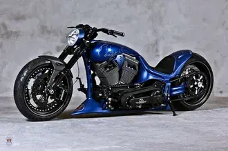 technologie stojici na stejne urovni na bilem pozadi, zazrak designu, nadherny modrocerny motocykl harley davidson stahnout