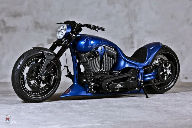 Teknologien står i niveau på en hvid baggrund, et vidunder af design, en vidunderlig blå og sort Harley Davidson motorcykel 4K tapet