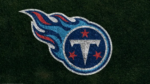 芝生のフィールドにテネシータイタンズのロゴ