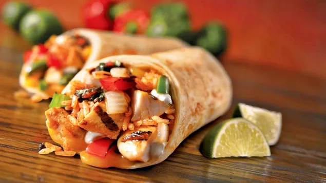 Tex-Mex Cuisine Burrito mit Limettenscheiben an der Seite herunterladen