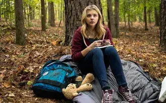 O filme 5ª Onda - Chloe Grace Moretz na floresta 2K papel de parede