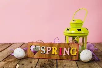 De komst van de lente en Pasen 4K achtergrond