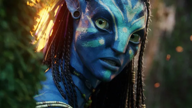 La bella guerrera neytiri de ojos verdes y cabello largo de la pelicula avatar
