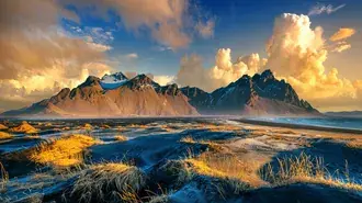 Tapeta Zatažené hory Vestrahorn v Stokksnes, Island. 4K