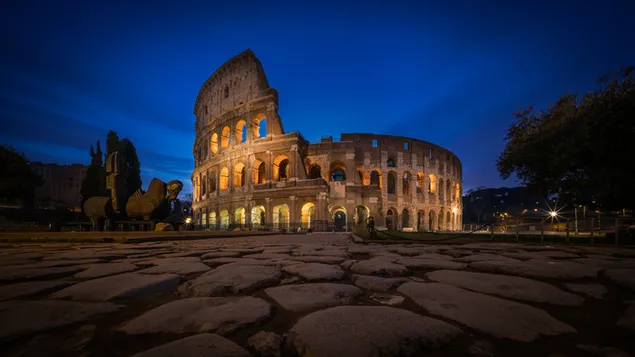 Colosseum, yang terkenal dengan pertarungan gladiator, di Roma, ibu kota Italia 2K wallpaper