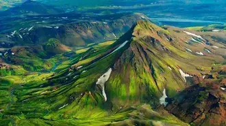 Tapeta Okouzlující přírodní krása nádherné krajiny horského teleperu se zelenou vegetací 4K