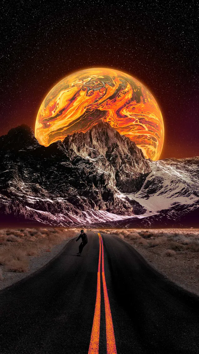 De volle maan met zijn prachtige kleuren achter de besneeuwde bergen en een mens op de asfaltweg naar de bergen