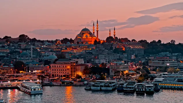 Die historische Moschee Hagia Sophia und Kreuzfahrtschiffe bei Sonnenuntergang