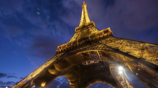 Hình nền Phiên bản được chiếu sáng của tháp Eiffel, công trình yêu thích của thành phố Paris với cấu trúc kiến ​​trúc của nó 4K