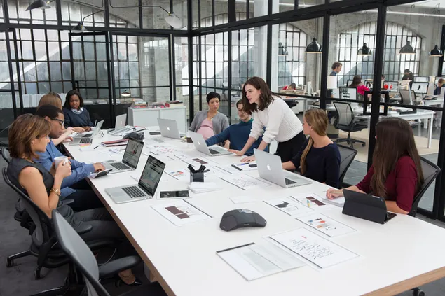 an tinteirneach, cruinniu leis an bhfoireann uile ioslodail