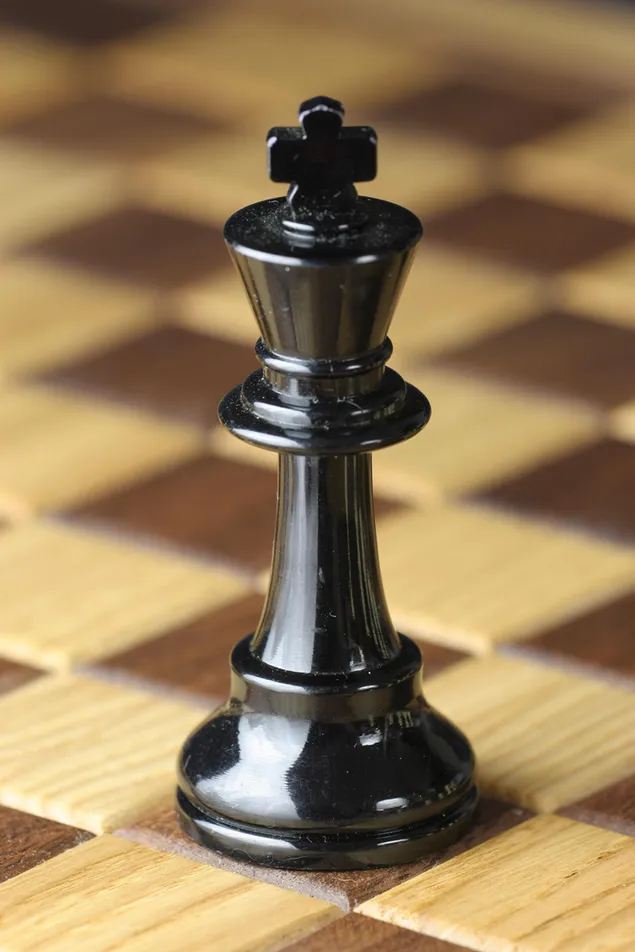 Muat turun Raja, bahagian yang paling berharga dalam permainan catur, berada di papan catur.