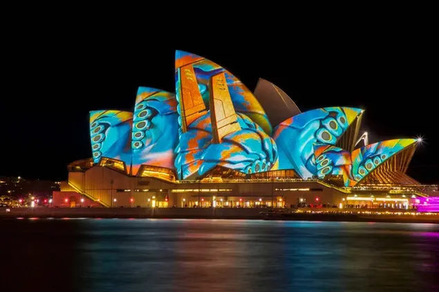 Den praktfulle utsikten fargerike lys projisert på veggen av Sydney Opera House 6K bakgrunn