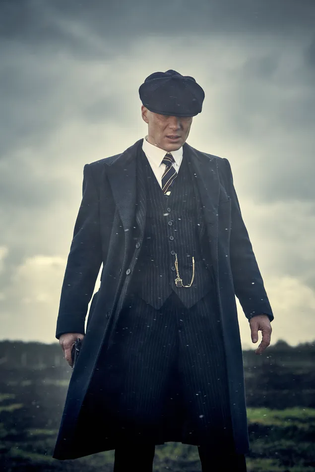 paahenkilo peaky blinders -sarjan puvussa, joka sopii hanelle lataa
