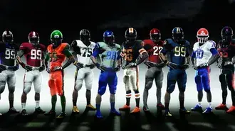 Tapeta Póza sportovců hrajících americký fotbal za mlhy na hřišti, kde se hraje americký fotbal 2K