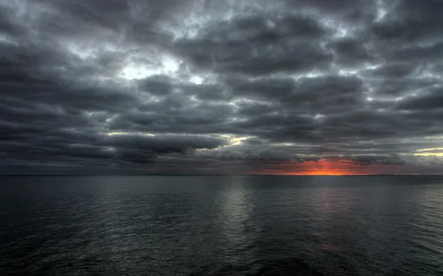 De reflectie van de gesloten lucht valt in de zee en de zon komt van achteren op