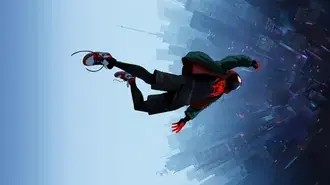 Tapeta Série Spider-Verse chodící po městě skáče do města v mlze se svou teniskou 8K