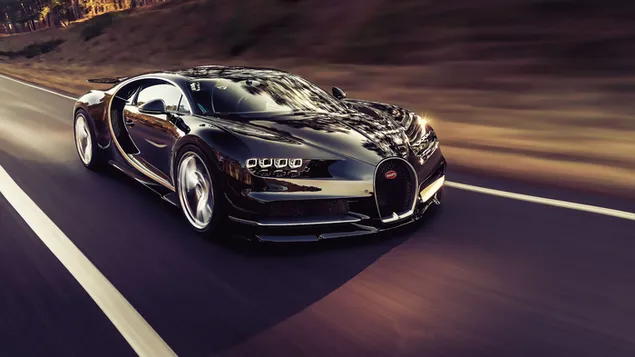 De modernste Bugatti mat liewege schwaarzfaarwege Stahlrieder, déi séier op der wäiss gestreift Asphaltstrooss geet 4K Tapeten
