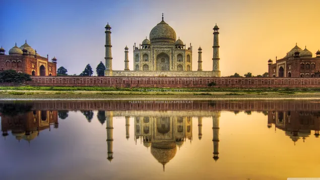 jedinecna architektura taj mahal s nadhernym vyhledem odrazejicim se ve vode stahnout