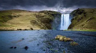 La cascade qui semble couler dans les nuages ​​à l'air libre et sa vue magnifique 4K fond d'écran