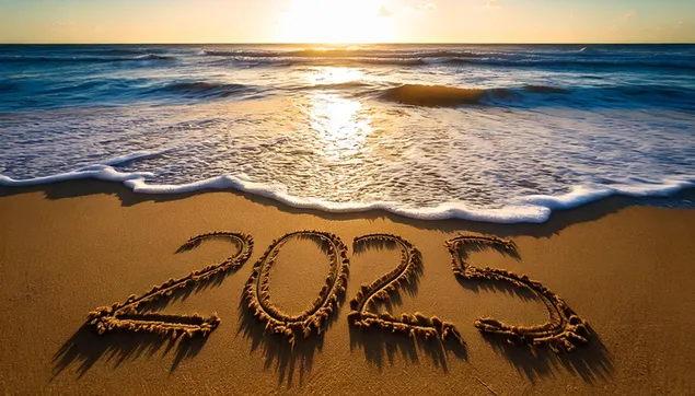 Слово 2025 на песчаном пляже 2K обои
