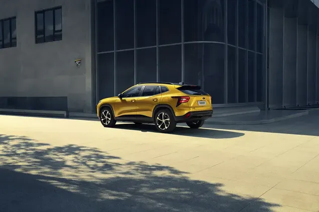 Шпалери Жовтий чорний, сталевий сірий Chevrolet припаркований перед будівлею на сонячній дорозі в тіні. 2K