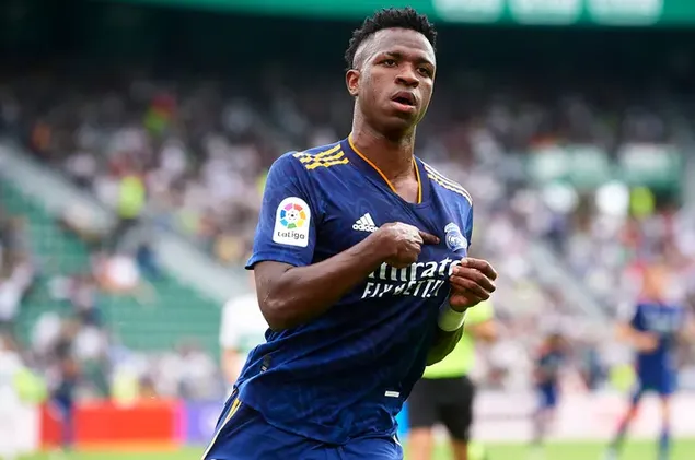 Jaunasis Madrido „Real“, vienos iš Ispanijos „La Liga“ komandų puolėjas Vinicius Jr. Statta ant mėlynų marškinėlių demonstruoja herbą 2K ekrano užsklanda