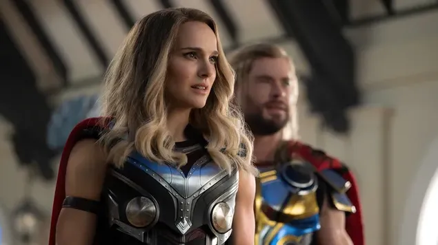 Thor: Love and Thunder - Thor (Chris Hemsworth) dan Mighty thor (Natalie Portman) 4K kertas dinding