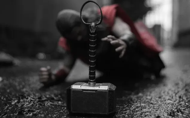 Suler junakinja filma Thor u zamućenoj pozadini sa svojim crvenim ogrtačem i čekićem ispred sebe. 4K pozadina