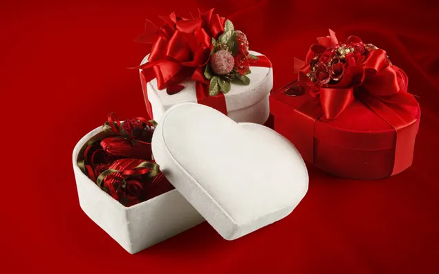 tiga kotak hadiah dengan latar belakang merah unduhan