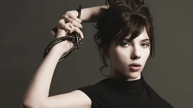 Scarlett Johansson gefesselt herunterladen