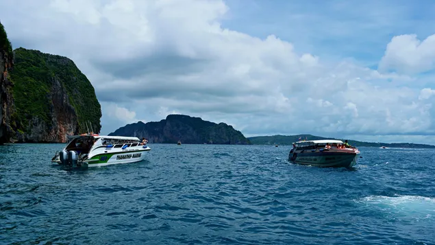 Tiefblaues Meer auf Phi Phi Island während Inselhüpftouren herunterladen