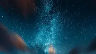 Замедленная съемка облаков и звезд на горной вершине 4K обои