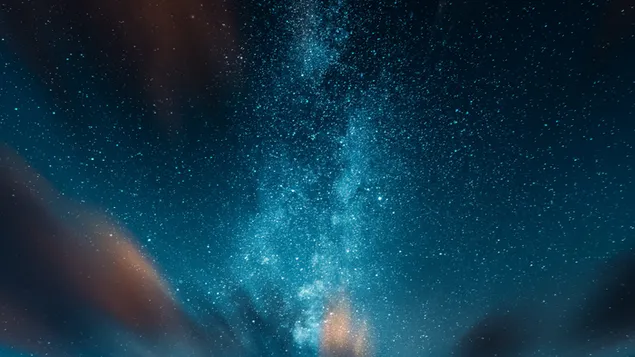 Zeitrafferfotografie von Wolken und Sternen auf dem Berggipfel 4K Hintergrundbild