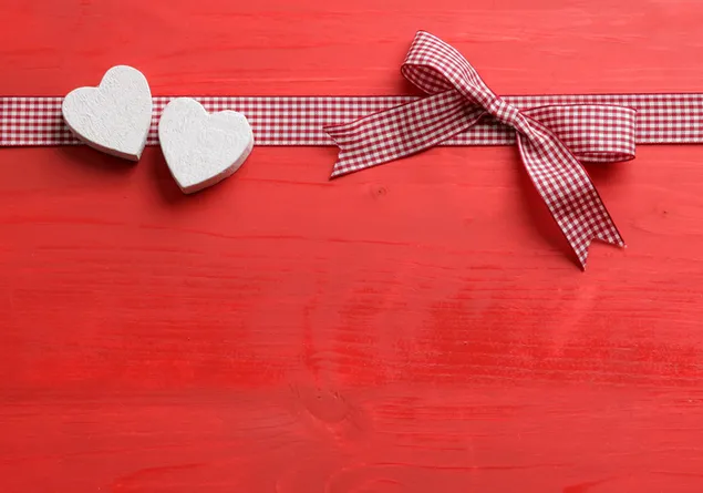 用紅色背景上的絲帶製作的小夾子 2K 壁紙