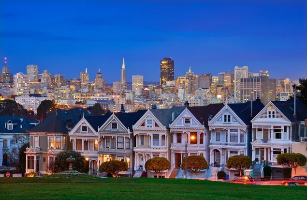 Rumah-rumah mungil berbaris di malam hari di San Francisco 2K wallpaper
