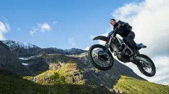 Tapeta Motorkářský kousek Toma Cruise z Mission: Impossible Dead Reckoning Part One 4K