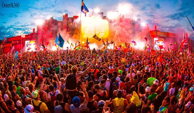 Tomorrowland, đám đông lễ hội âm nhạc vui vẻ và nhảy múa trên sân khấu được chiếu sáng bởi sương mù đầy màu sắc và đèn laze tải xuống