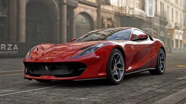 通りの石畳に駐車した赤い色のスポーツカー・フェラーリの素晴らしい眺め