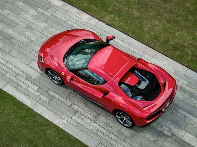 Blick von oben auf den neuen roten Ferrari 296 gtb auf der Straße herunterladen
