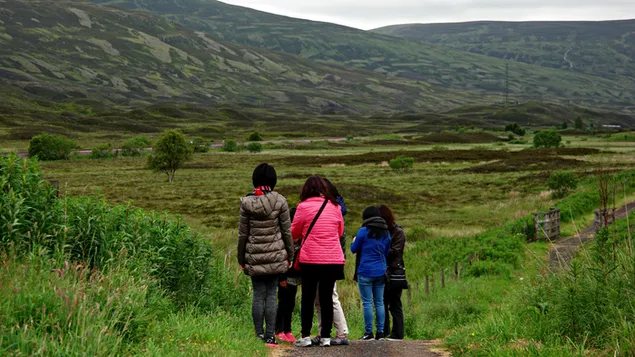 תייר מצלם בהר ההיילנד היפה 4K טפט