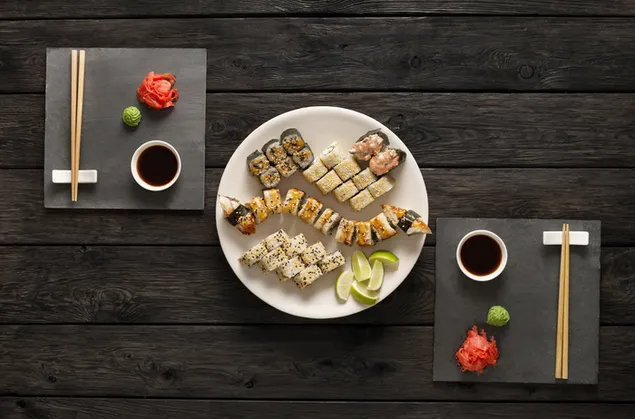 prezentacia tradicneho japonskeho jedla sushi na ciernej drevenej podlahe stiahnut