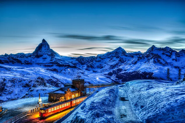 Trein langs de Matterhorn in Zwitserland 4K achtergrond