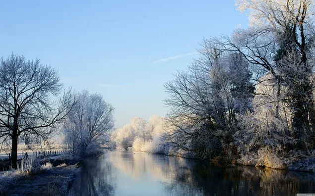 Rustige rivier in de winter HD achtergrond