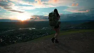 Gadis bepergian saat matahari terbenam 2K wallpaper