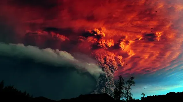 Baumsilhouetten und Rauchschwaden, die aus dem Vulkan aufsteigen 4K Hintergrundbild