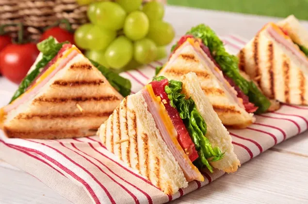 Hình nền Bánh sandwich nhà câu lạc bộ tam giác với giăm bông, pho mát và rau 4K