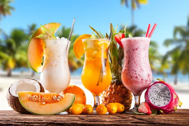 Frutas tropicales y jugos en la playa 4K fondo de pantalla