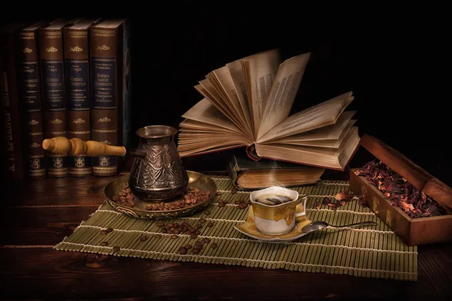 Kopi Turki diseduh di teko kopi dan bukunya dibaca di sebelah biji kopi unduhan